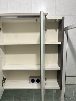 Kouelnová zrcadlová skříňka s ložným prstorem