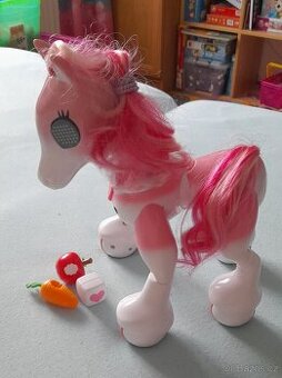 Spin Master Zoomer pony pink