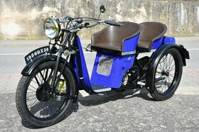 Dámská motorová tříkolka L'Automouche - historická rarita