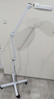 Kosmetická lampa s lupou