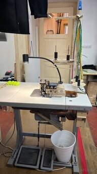 Prumyslovy overlock s jehelnim podavanim