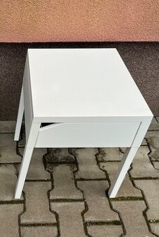 noční stolek