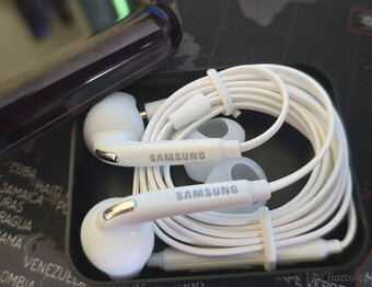 Sluchátka Samsung s konektorem jack