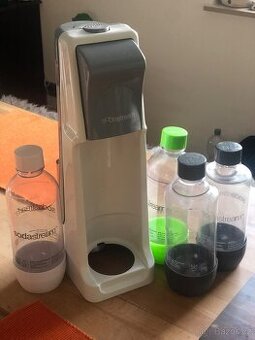Sodastream se 4 plastovými lahvemi