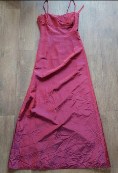 Dlouhé plesové šaty.