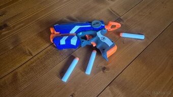 Nerf firestrike s laserovým zaměřovačem