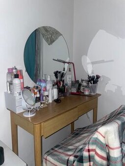 Kosmetický stoleček
