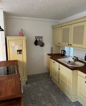 Kuchyně z masivu se spotřebiči a ostrůvkem,5744