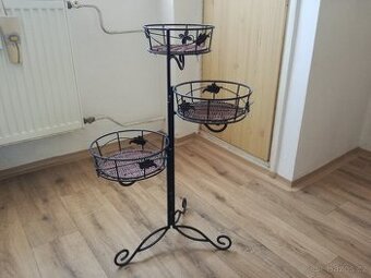 Pěkný dekorativní kovový stojan na kytky.