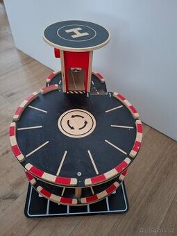 Garaz s auticky a vrtulnikem Hape - 1