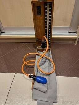 starožitný rtuťový tlakoměr