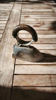 Stará žehlička malá