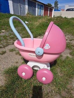 Plastový kočárek pro nejmenší