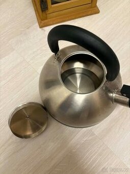 Klasická nerezová konvice s píšťalkou