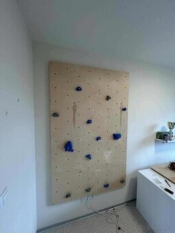 Prodám horolezeckou stěnu i s úchyty 200 x 125 cm