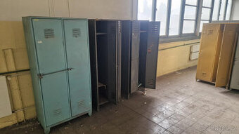 plechová šatní skříň