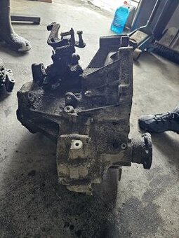 Díly různých značek škoda volsvagen opel ford mazda mercedes