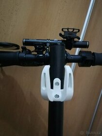 Držák na tašku / kabelku pro elektrokoloběžky