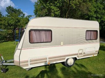 Karavan Dethleffs camper se stanem a zimní plachtou - 1