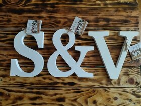 Písmena S, &, V