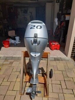 Prodám závěsný motor Honda 20 hp - 1