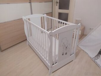 Dětská postýlka s matrací a roštem.