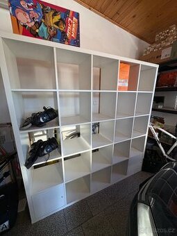 regál IKEA (KALLAX 5×5)