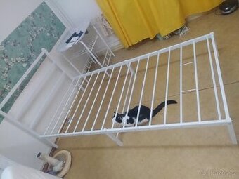 Postel bílá kovova