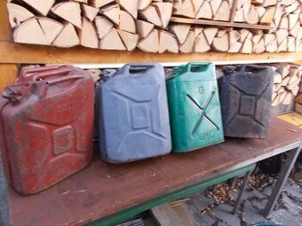 Staré vojenské kanystry 4x