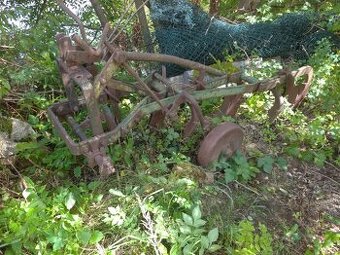 pluh tříradličný jednostraný nesený