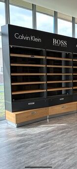 Obchodní regál s posuvným sklem, LED osvětlením a zásuvkami