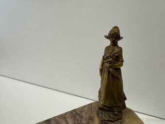 Starožitný mramorový popelník s bronzovou figurkou