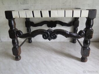 Stará vyřezávaná židle , stolička , podnožka , taburet