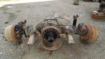 První i druhá zadní náprava na Tatra 815 měchy