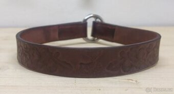 Stahovací kožený obojek s mysliveckým motivem