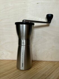 Hario - Mini Mill Slim PRO stříbrný, ruční mlýnek na kávu - 1