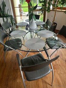 Skleněný stůl se šesti židlemi