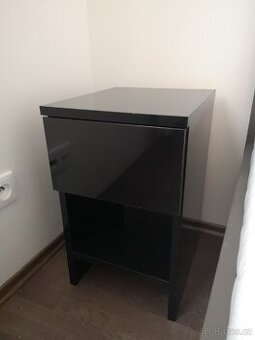 Černý noční stolek lakovaný