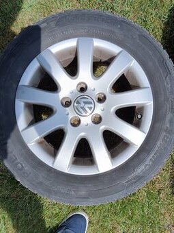 Prodam kola 15 VW se zimnimi pneu Barum