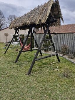 Dřevěná houpačka se střechou – skvělý doplněk na zahradu