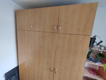 Prodám šatní skříň x2. Rozmery 230x185x60