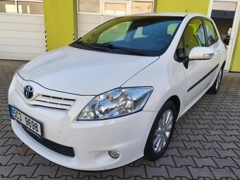Toyota Auris 1,6 VVT-i benzin -zánovni stav
