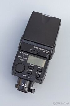 Blesk Olympus FL-36 - automatický TTL pro Micro 4/3