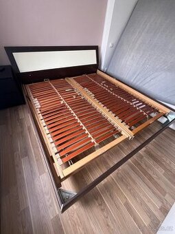 Postel (180 x 200 cm) se dvěmi polohovacími rošty