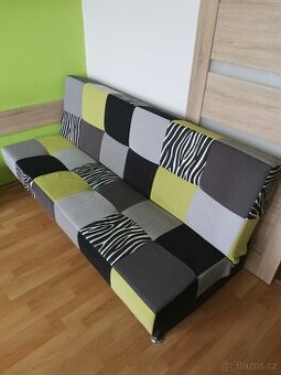 Rozkládací pohovka s úložným prostorem.