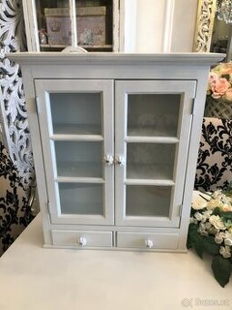 Závěsná skříňka na zeď v bílé barvě