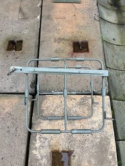 Praga V3S - držák kanystrů