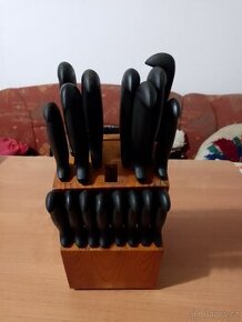 Sada 17 nožů non-stick v dřevěném bloku