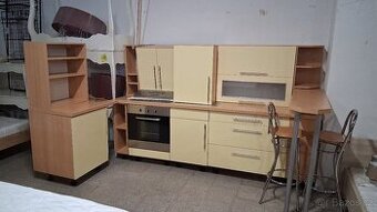 Linka kuchyňská s barovým pultem ve tvaru U