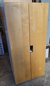 PRODÁM VYŠŠÍ KOMODU / SKŘÍŇKU IKEA STUVA BÍLÁ/DŘEVO BŘÍZA